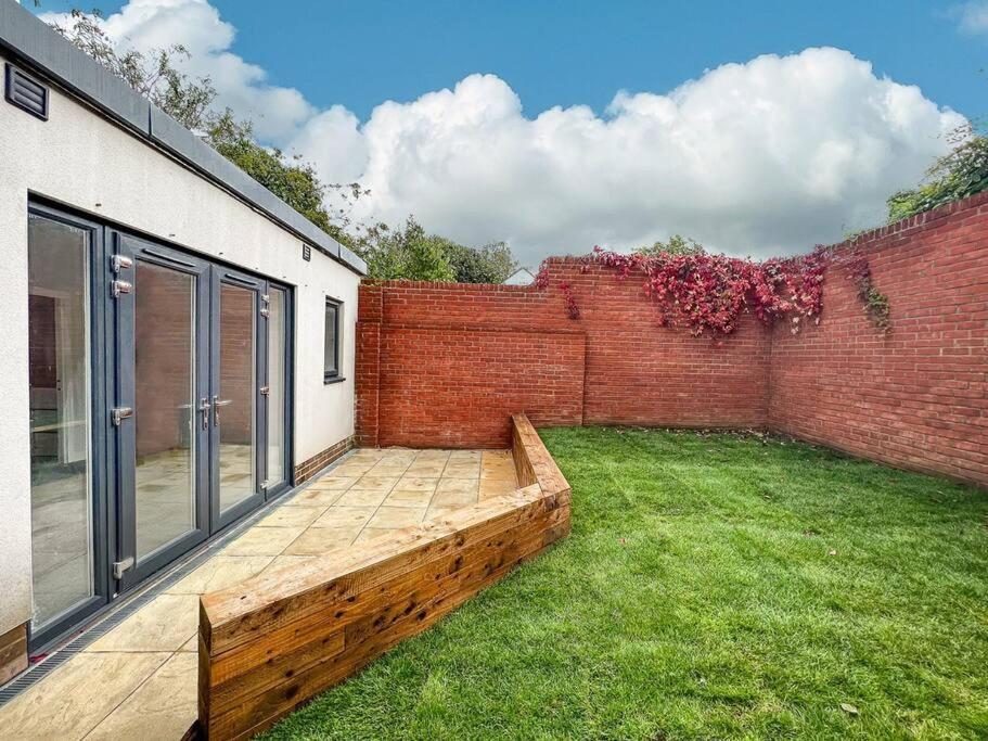 Home At Highgrove - Private Garden & Parking Reading Exterior foto